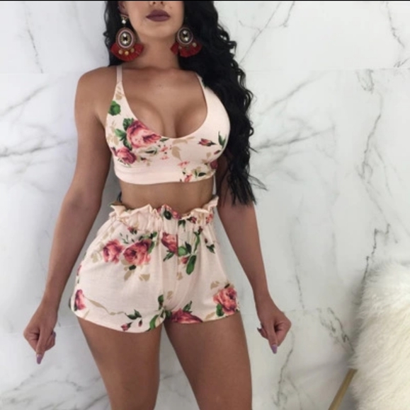 Beautiful 2pc Floral Print Crop Top and Shorts Set - Picture 2 of 8